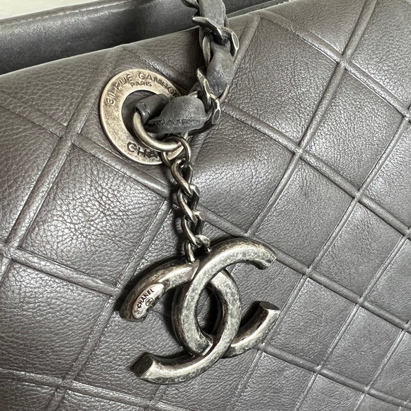 [SOLD] Authentic Chanel Grey Calf Leather Shoulder Purse Tote - Picture 2 of 16